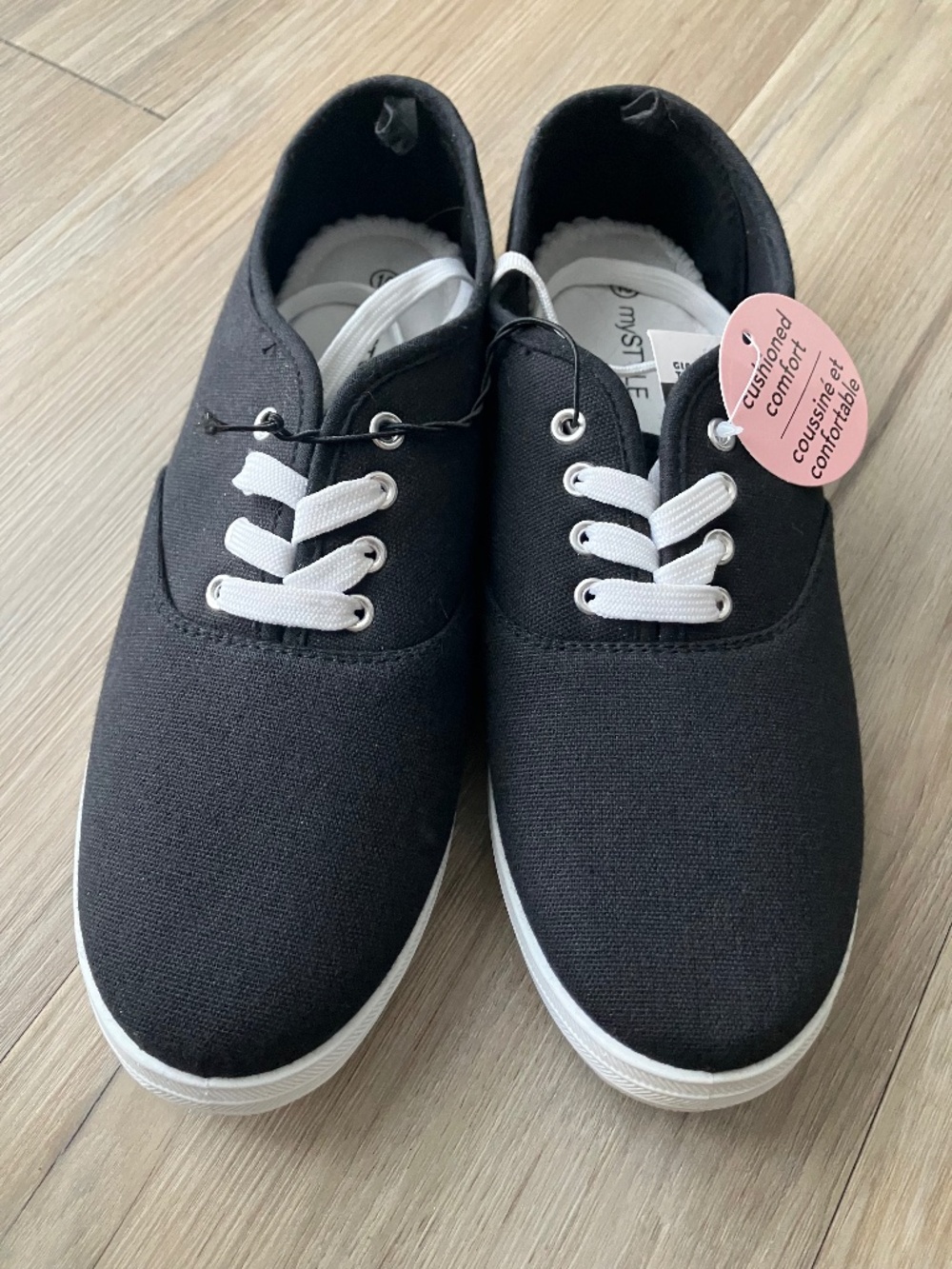 NWT size 10 lace up sneakers comfy